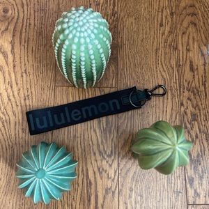 Lululemon Never Lost keychain (black)